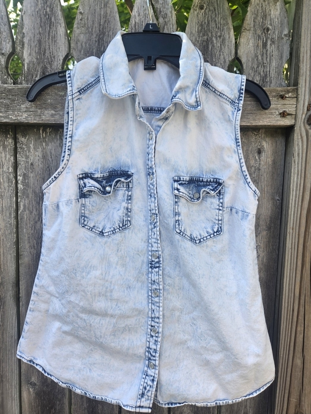 Forever 21 Light Blue Acid-Wash Sleeveless Denim Button-Down